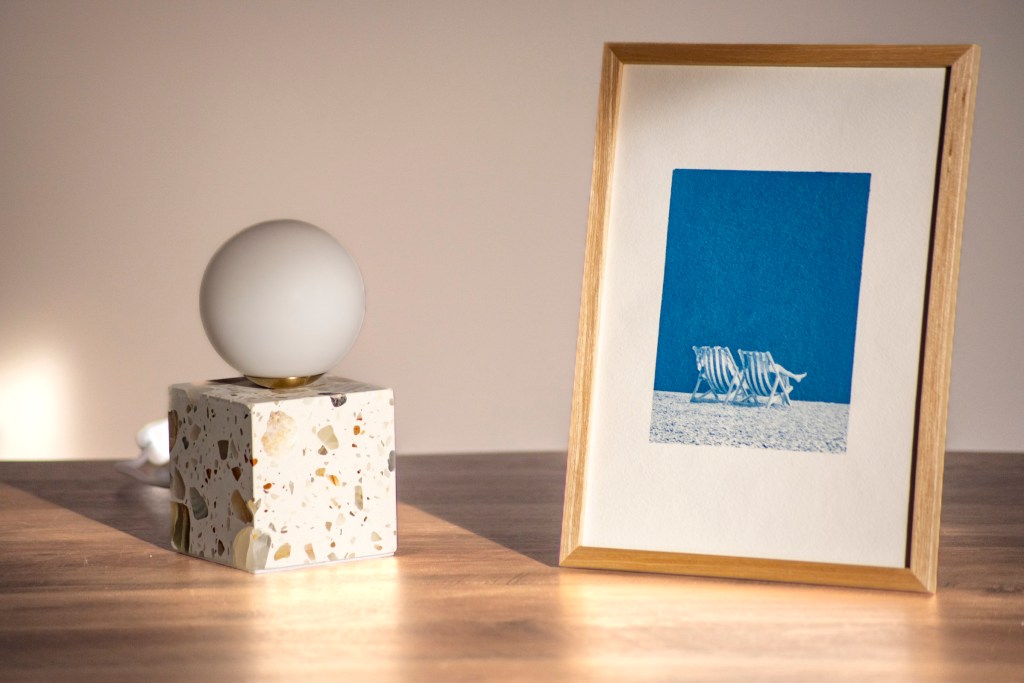 Dos presencias vacías contemplan un horizonte invisible, insinuación del mar en Brighton.